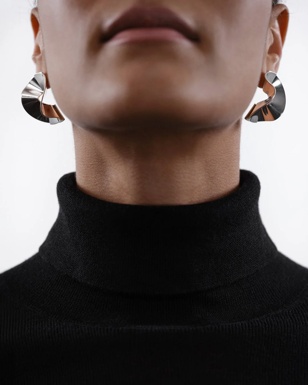 Alluring Earrings round silver - Image 3