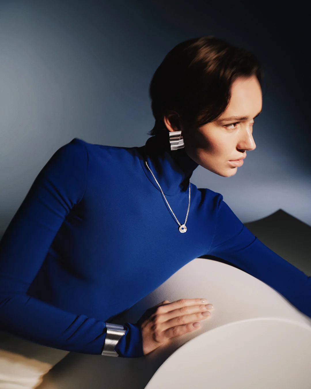 Alluring Earrings bronze - Image 3